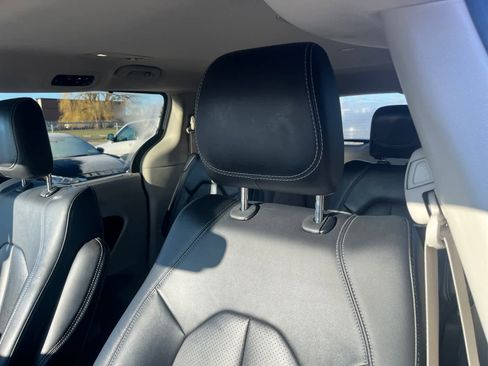 Used 2024 Chrysler Pacifica Touring-L image 26