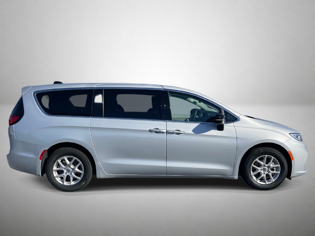 Used 2024 Chrysler Pacifica Touring-L FWD image 2