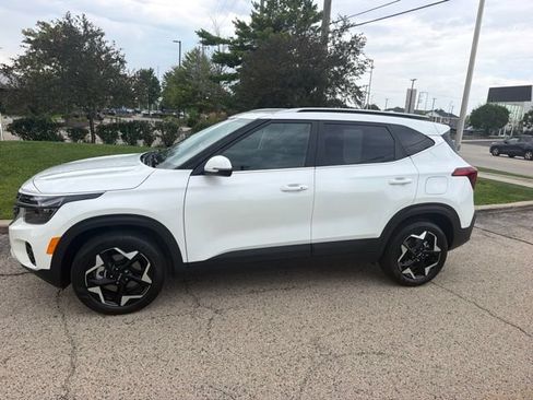 Used 2025 Kia Seltos EX AWD/4WD image 2