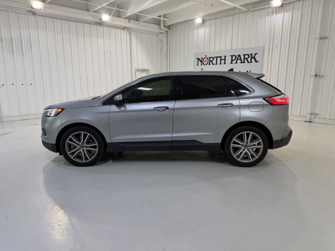 Used 2021 Ford Edge Titanium FWD image 3