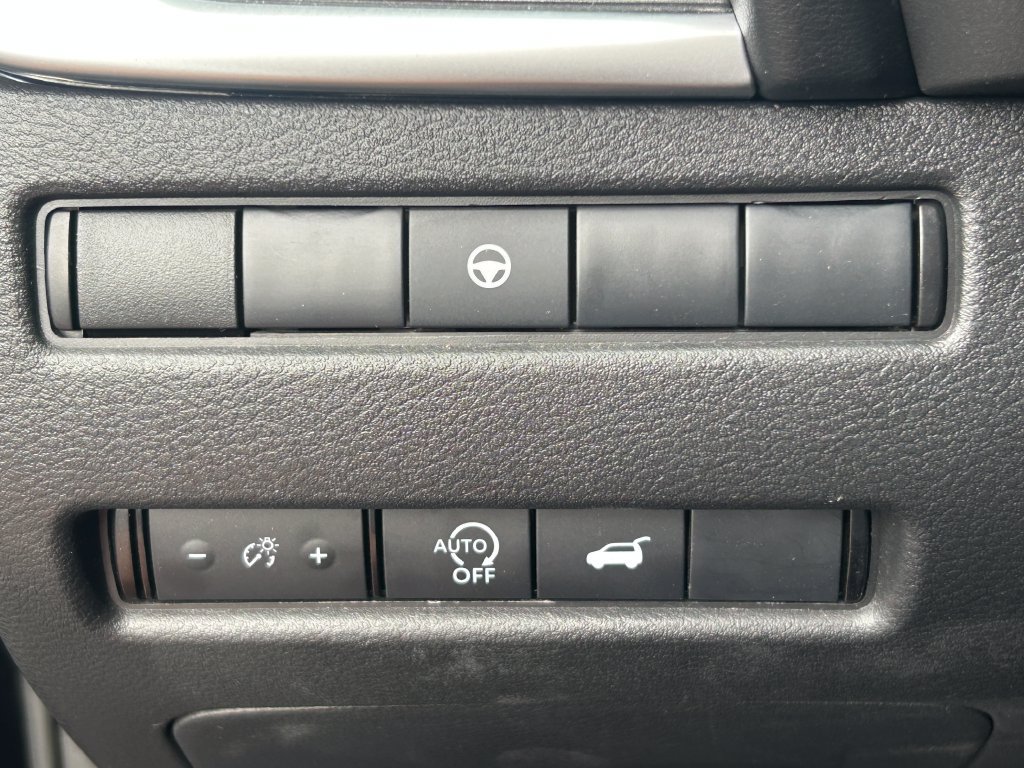 Used 2025 Nissan Rogue SV FWD image 22