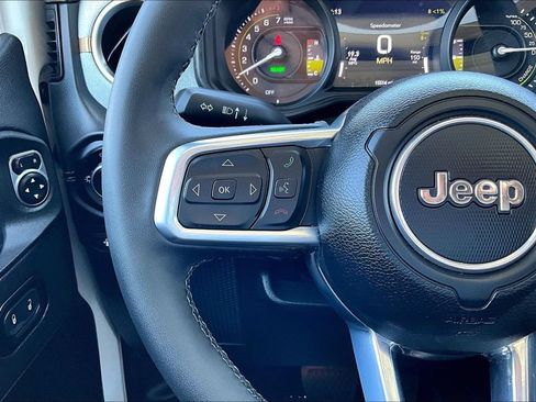 Used 2025 Jeep Wrangler Unlimited Sahara AWD/4WD image 6