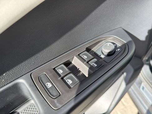 Certified 2025 Volkswagen Taos SE image 13