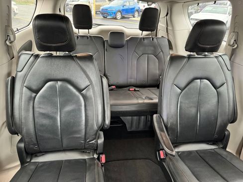 Used 2019 Chrysler Pacifica Touring-L Plus w/ Advanced Safetytec Group FWD image 14