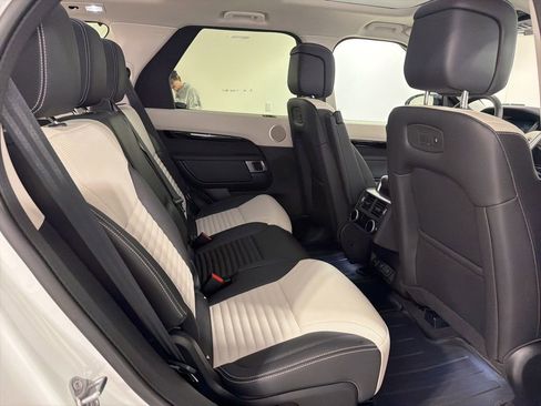 Used 2025 Land Rover Discovery S image 27