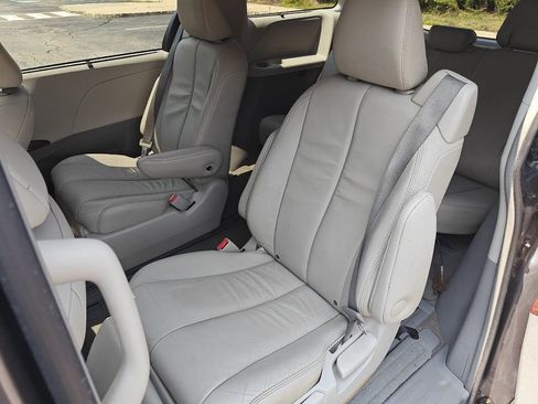 Used 2012 Toyota Sienna XLE image 18