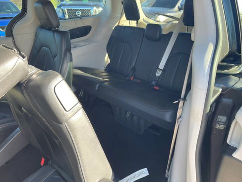 Used 2017 Chrysler Pacifica Touring-L FWD image 20
