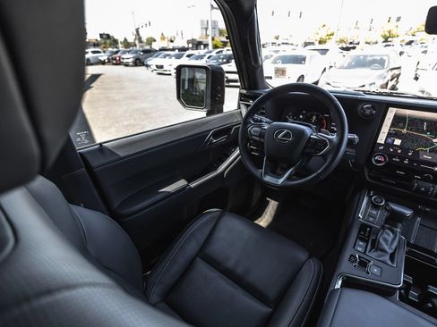 Used 2024 Lexus GX 550 w/ Accessory Package (Z1) AWD/4WD image 19