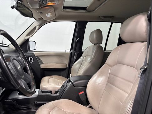 Used 2004 Jeep Liberty Limited w/ 17" Chrome Wheel & Tire Group image 12