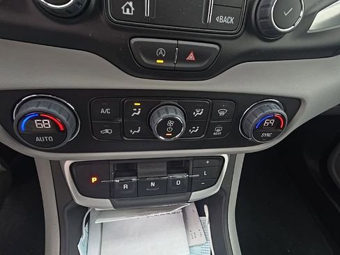 Used 2022 GMC Terrain SLT image 3