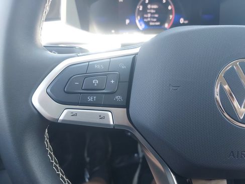 Certified 2025 Volkswagen Taos SE AWD/4WD image 21