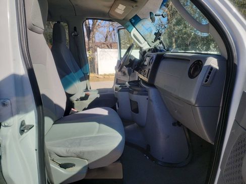 Used 2009 Ford E-350 and Econoline 350 Super Duty Wagon image 31