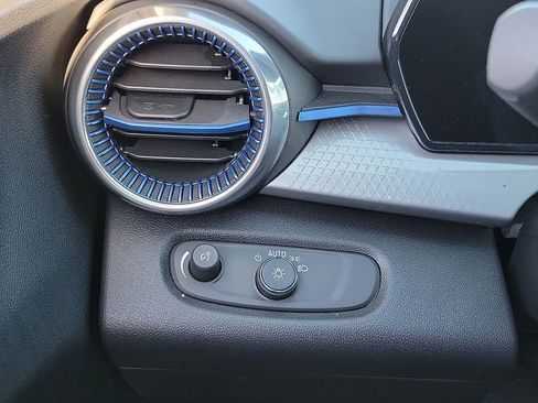 Used 2025 Chevrolet Trax LT w/ LT Convenience Package image 14