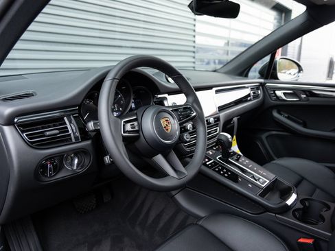 Certified 2026 Porsche Macan AWD/4WD image 4