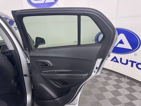 Used 2018 Chevrolet Trax LS image 32