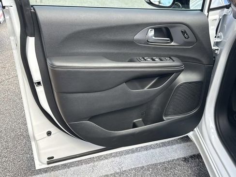 New 2026 Chrysler Pacifica Select image 28