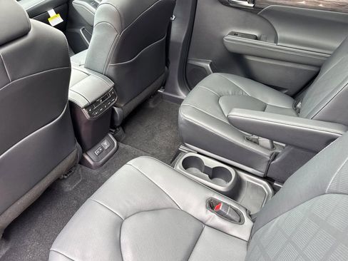 New 2026 Toyota Highlander Platinum AWD/4WD image 13