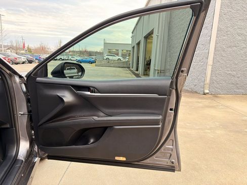 Used 2022 Toyota Camry XLE image 17