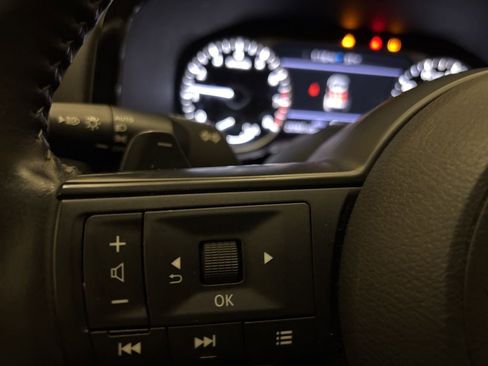 Used 2025 Nissan Pathfinder SV image 16