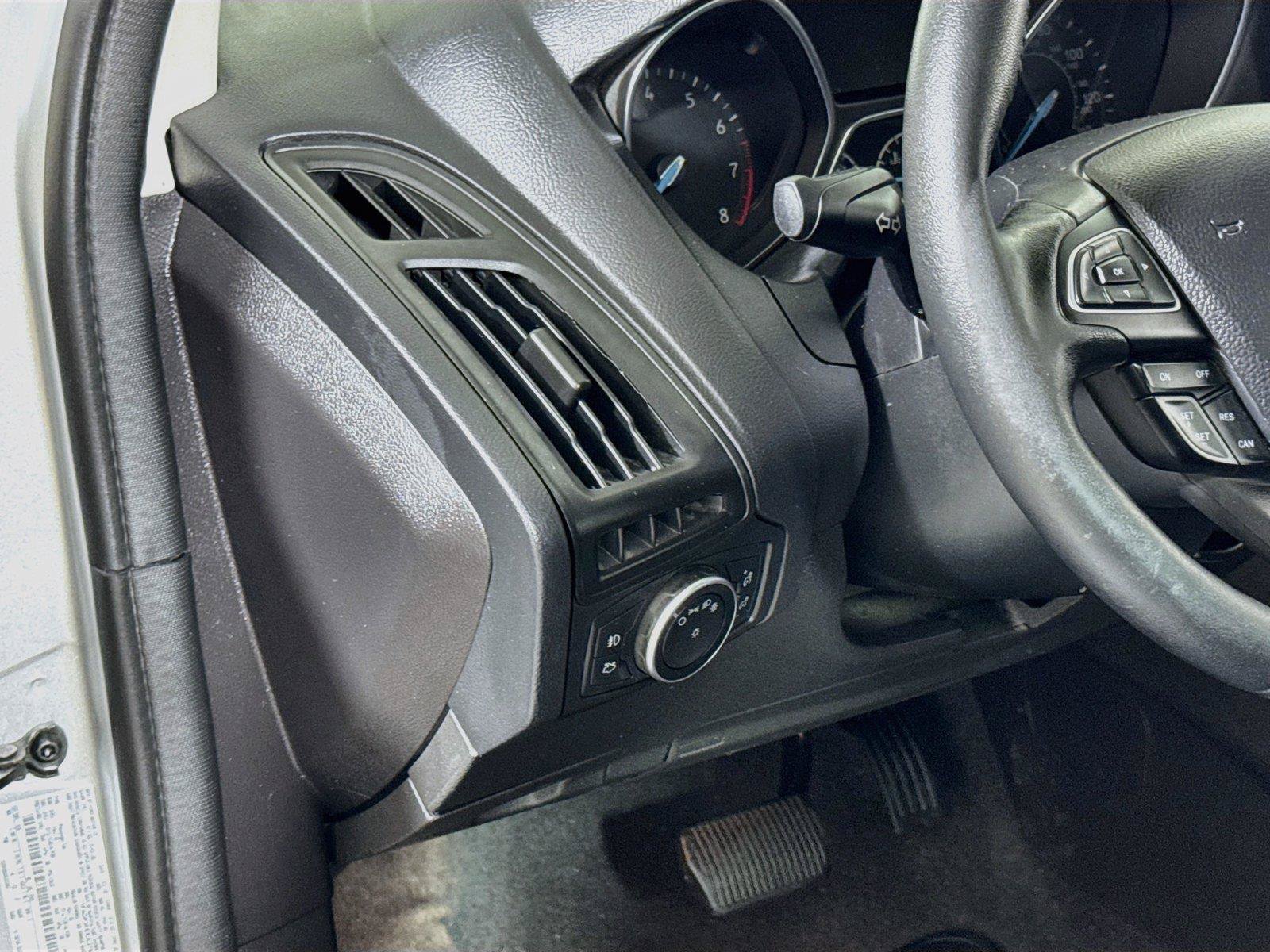 Used 2018 Ford Focus SE w/ SE Appearance Package FWD image 8