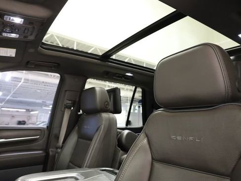 Used 2021 GMC Yukon Denali w/ Denali Premium Package image 27