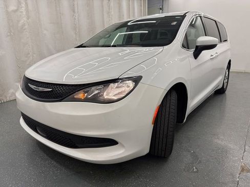 Used 2022 Chrysler Voyager LX FWD image 5