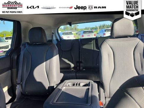 Used 2025 Kia Carnival EX FWD image 13