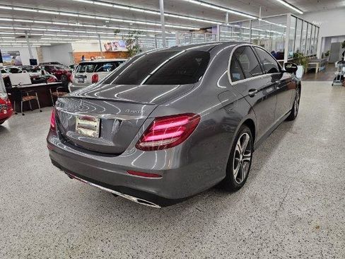 Used 2017 Mercedes-Benz E 300 4MATIC image 4