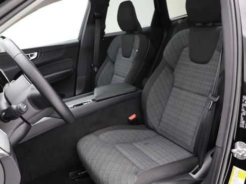 Used 2023 Volvo XC60 B5 Core image 15