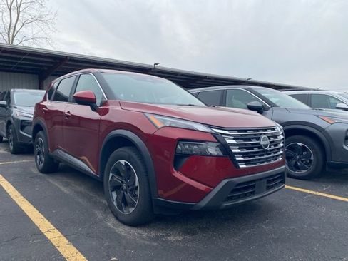 Used 2025 Nissan Rogue SV image 2