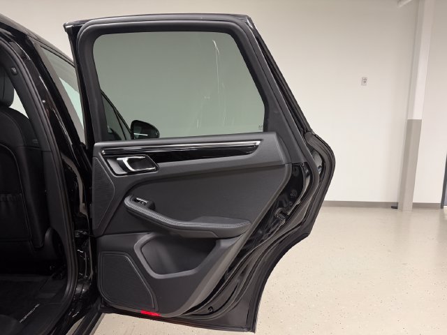 Certified 2026 Porsche Macan AWD/4WD image 38