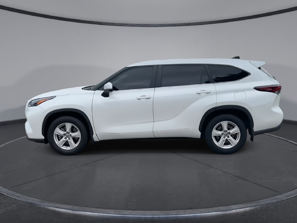 Used 2024 Toyota Highlander LE FWD image 6