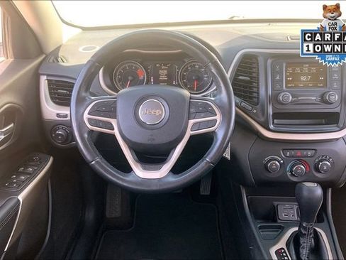 Used 2018 Jeep Cherokee Latitude w/ Altitude Package FWD image 5