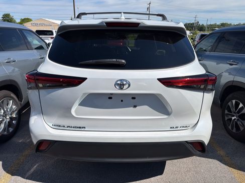 Used 2022 Toyota Highlander XLE AWD/4WD image 6