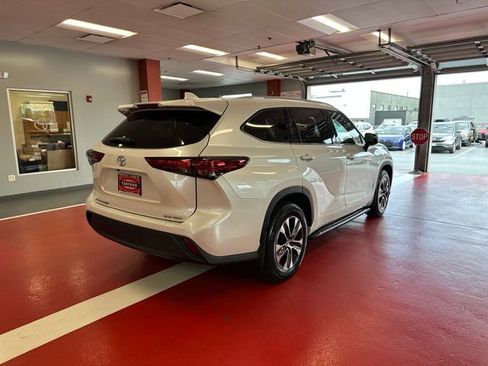 Used 2022 Toyota Highlander XLE AWD/4WD image 4