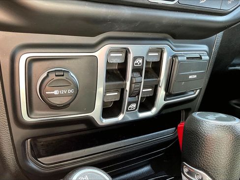 Used 2021 Jeep Wrangler Unlimited Sahara w/ Cold Weather Group AWD/4WD image 32