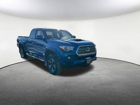 Used 2016 Toyota Tacoma TRD Sport image 2