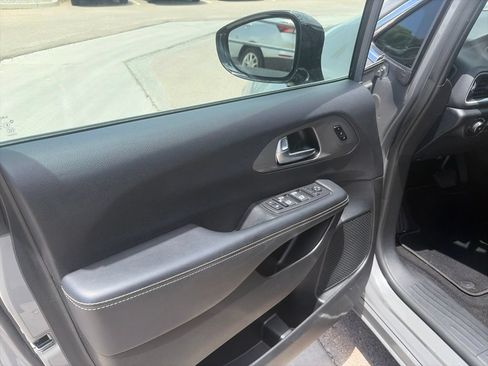 Used 2025 Chrysler Pacifica Select FWD image 28