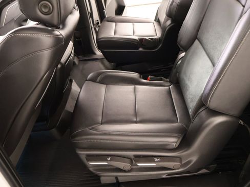 Used 2022 Cadillac Escalade Luxury AWD/4WD image 11