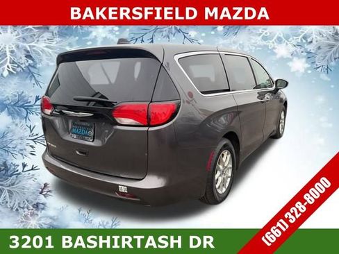 Used 2022 Chrysler Voyager LX image 5