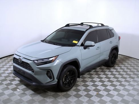 Used 2022 Toyota RAV4 XLE Premium image 3