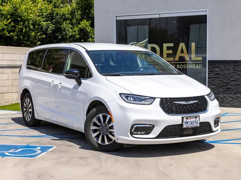 Used 2024 Chrysler Pacifica Limited FWD image 2