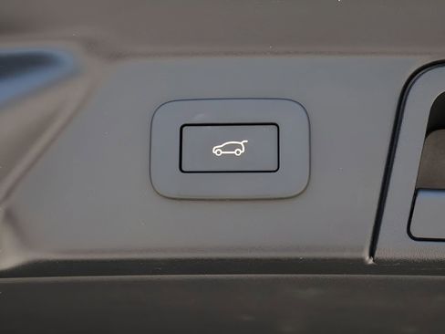 Certified 2026 Land Rover Range Rover Velar Dynamic SE AWD/4WD image 17