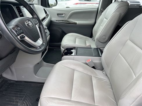 Used 2018 Toyota Sienna XLE w/ XLE Navigation Package image 11