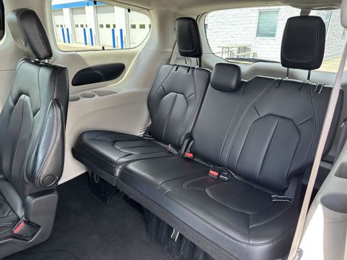 Used 2022 Chrysler Pacifica Touring-L FWD image 13