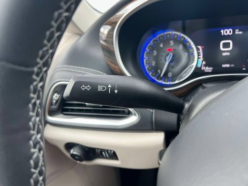 Used 2023 Chrysler Pacifica Limited FWD image 25