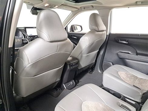 Used 2023 Toyota Highlander Bronze Edition image 11