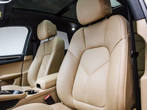 Certified 2025 Porsche Macan image 5