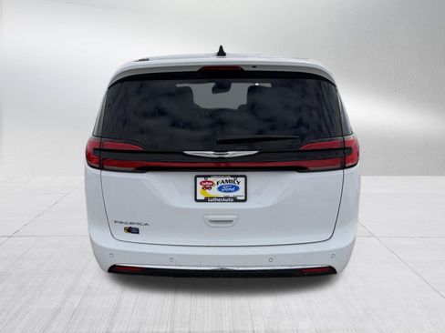 Used 2025 Chrysler Pacifica Select image 6