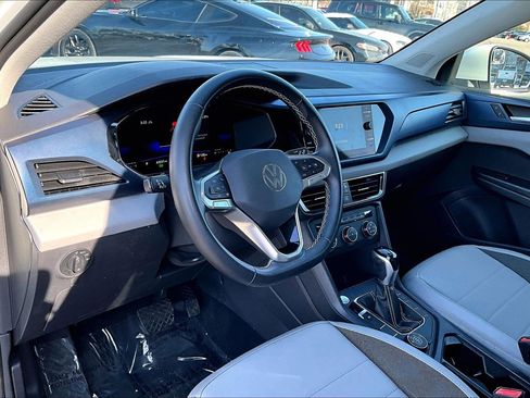 Used 2022 Volkswagen Taos SE w/ Panoramic Sunroof Package image 13